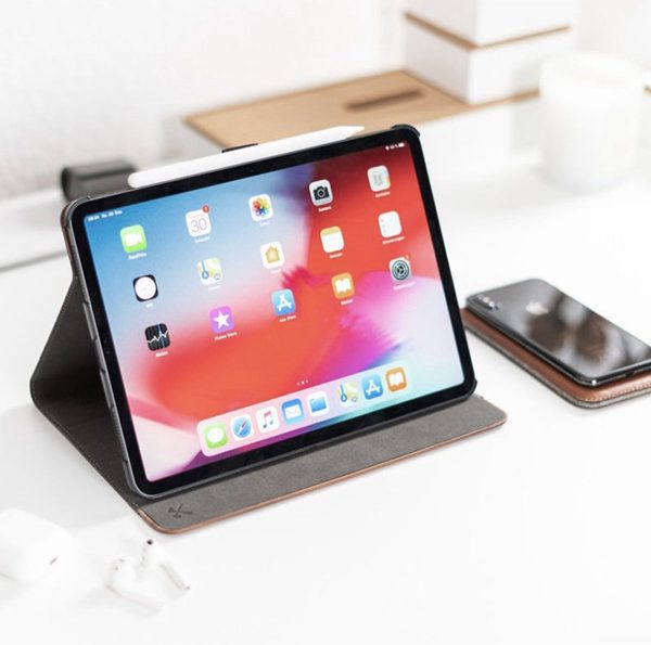 iPad Pro 11 hoesje - Woodcessories - Zwart - Hout - Afbeelding 4